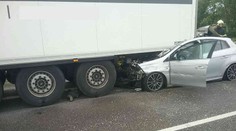 Smrteľná nehoda na R1 v smere na Nitru. Zrážku auta s kamiónom neprežila jedna osoba