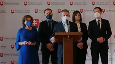 Minister Lengvarský bude mať „ručnú brzdu“ na zastavenie uvoľnenia opatrení