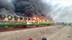 Pakistanci si vo vlaku varili raňajky, potom vypukol obrovský požiar. Zomrelo 71 ľudí