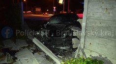 Opitý vodič v luxusnom BMW preletel kruhovým objazdom na okraji Bratislavy. Zastavil ho až betónový plot