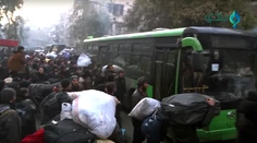 Z Aleppa evakuovali v autobusoch a sanitkách vyše 3-tisíc ľudí