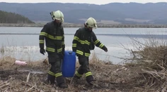 Rybári zostali v šoku. Priehradu neďaleko Prievidze niekto znečistil palivom