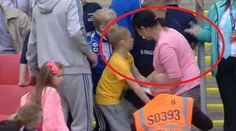 Táto žena pobúrila celý štadión. Čo urobila malému chlapcovi?