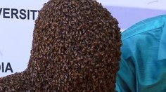 VIDEO: Odvážny mladík vám vyrazí dych. Desaťtisíce včiel mu dokonale zakryje tvár