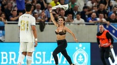 VIDEO: Pohľad pre bohov: Slovenka vybehla počas zápasu Slovana na trávnik len v podprsenke