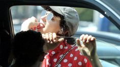 Kristen Stewart sa s priateľkou neskrýva. Olizovanie na verejnosti!