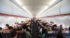 VIDEO: Dobýjal sa do kokpitu a kričal, že je lepší pilot. Kvôli agresívnemu mužovi museli na polceste všetci vystúpiť