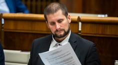 VIDEO: Dráma v parlamente. Jeden z poslancov skolaboval počas rokovania