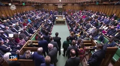 Len čo to oznámil, už sa bijú o jeho post. Trojica konzervatívcov chce nahradiť Borisa Johnsona