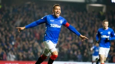 VIDEO: Kapitán Glasgowu Rangers sa počas zápasu pobil na trávniku s fanúšikom