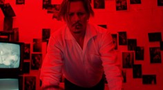 Veď toto už je porno. Johnny Depp si vo videoklipe užíva trojku