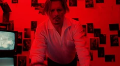 Veď toto už je porno. Johnny Depp si vo videoklipe užíva trojku