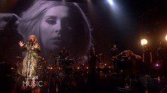 Adele po rokoch naživo v televízii. Vyzerá skvele a ten jej spev!