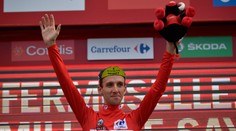 Simon Yates vyhral 14. etapu Vuelty a získal červený dres