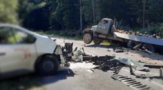 Hrozivé zábery z miesta nehody. Pri Banskej Štiavnici sa s dodávkou zrazil nákladiak naložený drevom