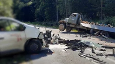 Hrozivé zábery z miesta nehody. Pri Banskej Štiavnici sa s dodávkou zrazil nákladiak naložený drevom