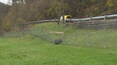 Nad frekventovanou cestou sa z brala uvoľnili tony skál. V obci Kozelník vyhlásili mimoriadnu situáciu