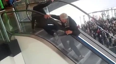 Dedkovia hviezdami. Takmer sa prizabili, aby dostali burger zadarmo