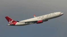 Mladá Britka si v lietadle zasúložila s neznámym mužom. Vedľa svojich rodičov