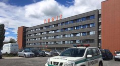 Zo 4. poschodia bratislavskej ubytovne vypadlo dieťa. Chlapček (1) bojuje o život