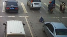 Dieťa tesne uniklo smrti. Na križovatke vypadlo z auta