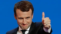 Macron presadil zákon zakazujúci politkom zamestnávať manželky a deti
