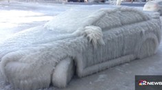 Takto zamrznuté auto by ste oškrabávať nechceli
