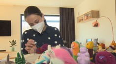 Niektoré vyzerajú ako živé. Mladá Ukrajinka, ktorá utiekla pred vojnou, vyrába hračky z ovčej plste