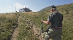 Dobrodružstvo 83-ročného turistu, aké sa len tak nevidí. Ladislav sa vybral na legendárnu Cestu hrdinov SNP