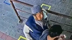 Muž nakazený koronavírusom napľul na osobu pred sebou. Onedlho na to zomrel vo vlaku