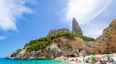 Turista dostal za zbieranie kamienkov na pláži tisíceurovú pokutu