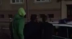 Ďalší policajný incident na videu. Policajt udrel na ulici mladíka