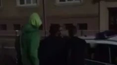 Ďalší policajný incident na videu. Policajt udrel na ulici mladíka