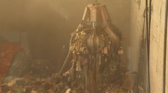 Tony tabaku a napodobeniny oblečenia, ktoré zhabali colníci v Michalovciach, skončili v ohni