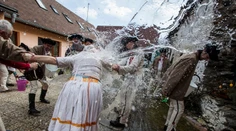 FOTOGALÉRIA: Na Veľkonočný pondelok to ženy schytali naprieč celým Slovenskom