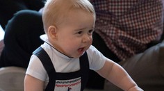 Je to malý bucľoš! Pozrite si, ako sa princ George prvýkrát hral s deťmi