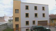 Takto vyzerá dom z kontajnerov, ktorý postavili v Nitre. Majiteľ dostal už druhú pokutu