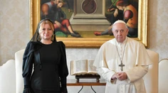 Šaty roka, ktoré vzbudili mimoriadnu pozornosť. Prezidentka Čaputová ich mala vo Vatikáne