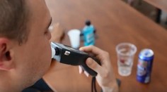 Test polície: Nafúkate za volantom z ústnej vody, kompótu či keksu?