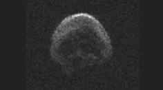 Na Halloween preletel v blízkosti Zeme asteroid. Mal tvár lebky