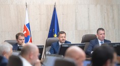 Úrad vlády oznámil, že pre vysoký štátny dlh znižujú a zmrazujú ministrom platy. Má to však háčik