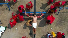 FOTOGALÉRIA: Osem mužov sa dalo rituálne ukrižovať. Jedného z nich na kríž pribíjali 34. raz