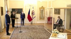 ČR: Zeman vymenoval Fialu za premiéra. Spoza klietky z plexiskla