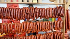 Podnikavcov bez povolení predávajúcich mäso či klobásky cez internet pribúda