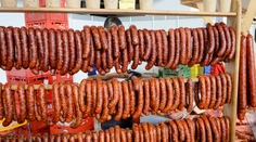 Podnikavcov bez povolení predávajúcich mäso či klobásky cez internet pribúda