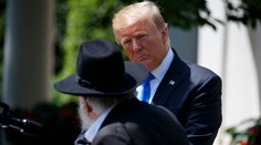 Trump vyzval po streľbe v synagóge na boj proti antisemitizmu