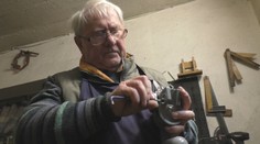 Ruky má ako zo zlata. Ján neotáľa ani na dôchodku a opravuje vežové hodiny z celého Slovenska