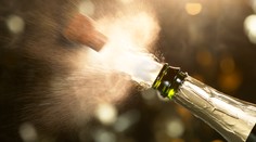 Pozor na silvestrovské otváranie šampanského. Vystrelená zátka môže spôsobiť aj trvalú slepotu