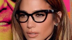 Jennifer Lopez v okuliaroch. Takúto sexy učiteľku by ste určite brali