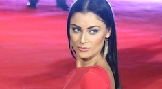 Modelka v odvážnych šatách predviedla ako ju ukázať, aj neukázať